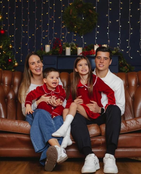 Feliz Natal！申花外援特謝拉一家四口圣誕合影